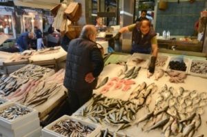 people-fish-market-marketplace-400x265